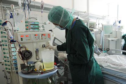 Enfermeras de la clínica universitaria de Hamburgo cuidan de los afectados por el brote de <i>E. coli.</i>