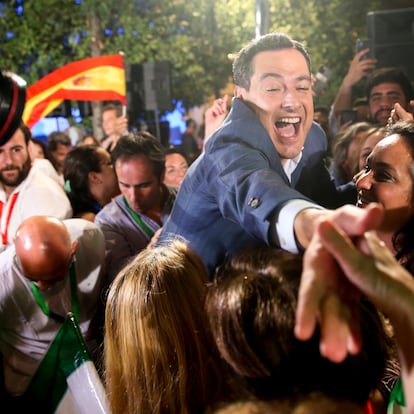 El candidato del PP a la reelección de la Junta de Andalucía, Juanma Moreno, a las puertas de la sede del partido en Sevilla agradece a toda la gente que le espera tras lograr el mejor resultado de la historia del PP en Andalucía en votos y escaños, hoy domingo 19 de junio.