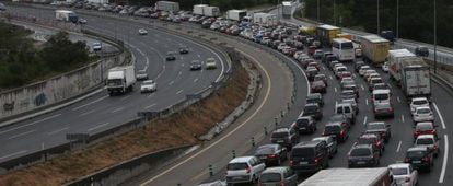 Retenciones en la A6 por un accidente a la altura del kil&oacute;metro 33.