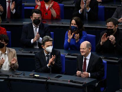 Olaf Scholz (primero desde la derecha) recibía una ovación tras ser elegido canciller alemán este miércoles en el Bundestag.