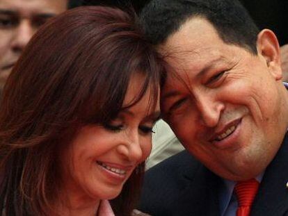 El fallecido presidente venezolano Hugo Ch&aacute;vez junto a su hom&oacute;loga argentina, Cristina Kirchner en Caracas en 2008. 