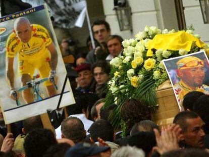 Más de 20.000 personas asisten en 2004 al funeral de Pantani. 