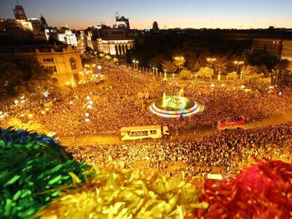 Cabalgata del World Pride en Madrid en su recorrido de Atocha a Colón en 2017. En vídeo, la historia de los derechos LGTBI.