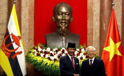 El sultán de Brunéi, Hassanal Bolkiah (izquierda), junto al presidente de Vietnam, Nguyen Phu Trong, en Hanói.