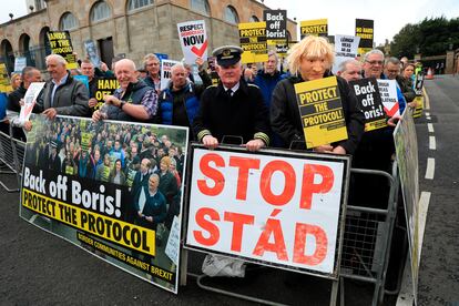 Manifestantes frente al castillo de Hillsborough, en Belfast, este lunes, antes de la llegada de Boris Johnson a la capital de Irlanda del Norte.
