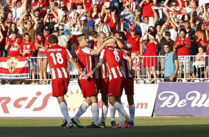 Los jugadores del Almería celebran el primer gol
