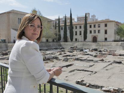 Isabel Franco, vicepresidenta de la comunidad de Murcia este sábado ante el Palacio de San Esteban, sede del Gobierno regional.