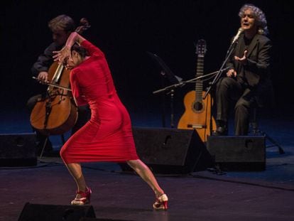 Belén Maya baila mientras Mayte Martín canta al fondo en el Flamenco on Fire, en Pamplona.