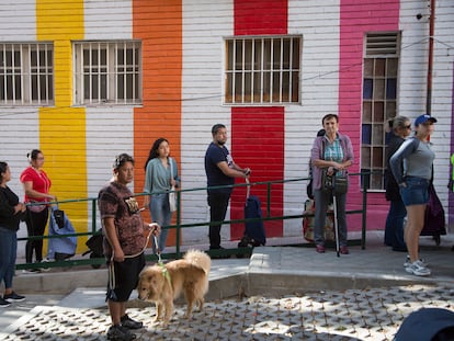 Reparto de alimentos en Aluche, por la asociación Red de Apoyo Mutuo Aluche.