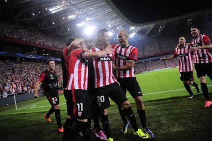 Aduriz celebra junto a sus compañeros uno de sus dos goles al Nápoles.