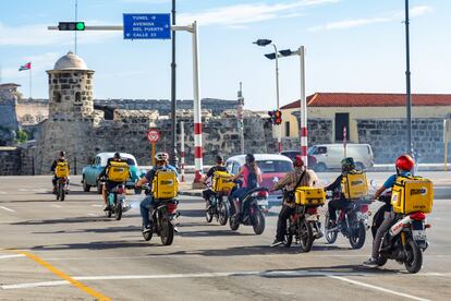 Promotional image of drivers from Mandao, a Cuban delivery SME.