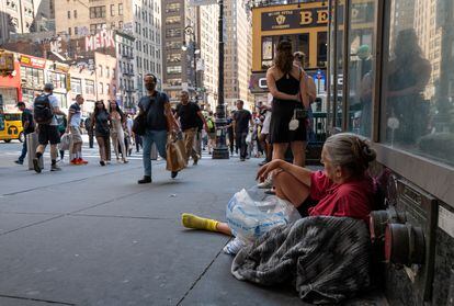 Una mujer sin hogar descansa en una calle de Manhattan durante una ola de calor el 22 de julio de 2022.