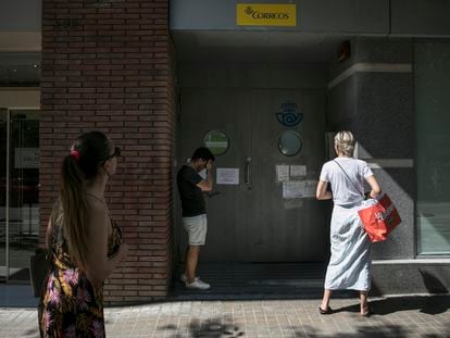 En la imagen la entrada de la oficina de Correos de la calle Calabria 235 que ayer tuvo que cerrar por las altas temperaturas en el interior del local debidas a un fallo del sistema de aire acondicionado.