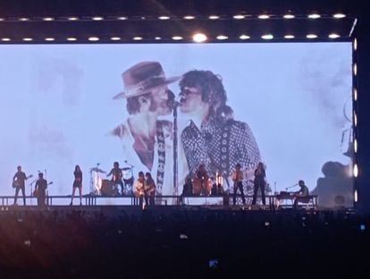 Leiva y Rubén Pozo en el escenario, anoche, y su imagen arriba en el vídeo. 