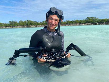 La fotógrafa Cristina Mittermeier en una expedición fotográfica en las Bahamas.
