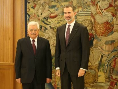 El Rey junto al presidente palestino, Mahmud Abbas, en el Palacio Real de Madrid.