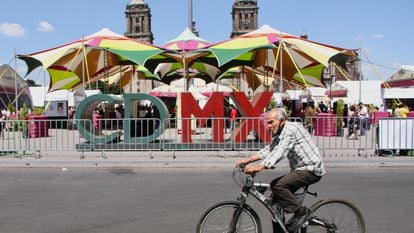 CIUDAD DE MÉXICO, 15OCTUBRE2021.- Un hombre de la tercera edad pasea sobre su bicicleta frente a la Plaza de la Constitución en donde actualmente está instalada la Feria Internacional del Libro. 
FOTO: ROGELIO MORALES /CUARTOSCURO.COM