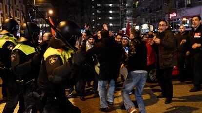 Enfrentamientos entre polic&iacute;a y manifestantes cerca del consulado turco de Rotterdam, este domingo.