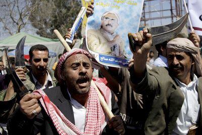 Partidarios del Gobierno enarbolan dagas y palos durante una concentración en apoyo del presidente Ali Abdalá Saleh en Saná.