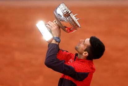Novak Djokovic levanta el trofeo tras ganar Roland Garros.