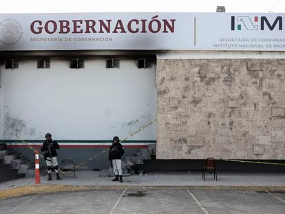 Policías hacen guardia afuera del centro de detenciones del Inami, en Ciudad Juárez, el 28 de marzo.