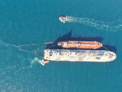 El Venus Gas, con bandera de Panamá, fondeado en las inmediaciones de la bahía de Algeciras, tras el fallo en el repostaje de combustible, una maniobra conocida como 'bunkering'.