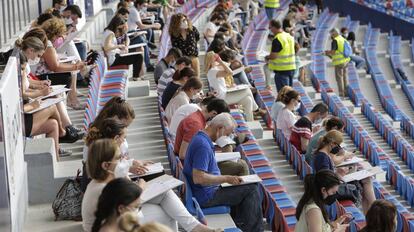 Cerca de 3.000 personas se examinaron recientemente de sus oposiciones en las gradas del estadio Ciutat de València, del Levante UD.