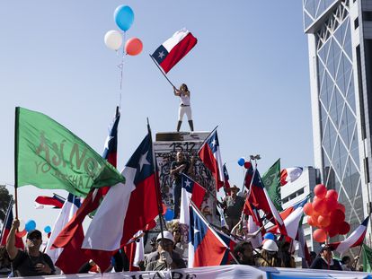 Decenas de personas participan en una marcha hasta Plaza Italia en rechazo al próximo plebiscito constitucional, el 21 de agosto de 2022 en Santiago de Chile.