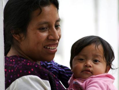 Una madre con su hijo en una consulta de Muctahuitz (Chiapas, México).