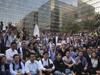 Concejales recién elegidos en Hong Kong corean cánticos este lunes cerca de la universidad.