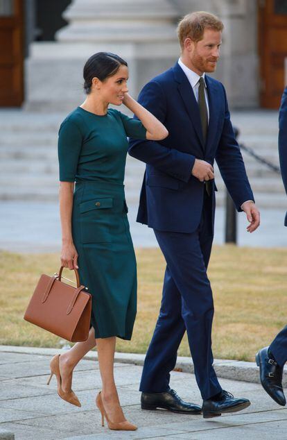 La duquesa llegó a Irlanda vestida de verde como homenaje al país. Un modelo de Givenchy.