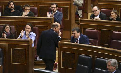 El diputado del PNV Mikel Legarda pasa junto a Aitor Esteban de camino a su escaño en el Congreso.