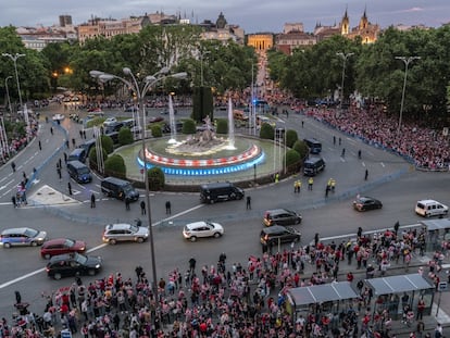 La plaza de Neptuno de Madrid al finalizar el partido que ha dado la victoria al Atlético de Madrid el 22 de mayo de 2021.