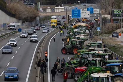 Protesta de los agricultores catalanes en el Vallés Oriental, este martes en Barcelona. 