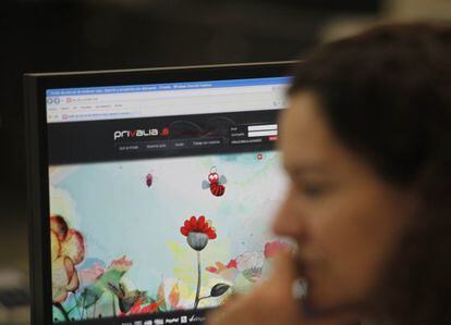 Una mujer observa la página web de Privalia