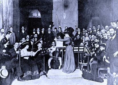 María Rodrigo, dirigiendo en 1907 la orquesta del Real Conservatorio Superior de Música de Madrid (RCSMM).