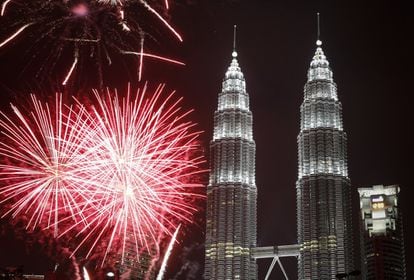 Fuegos artificiales en las torres Petronas en Malasia para celebrar el Año Nuevo.