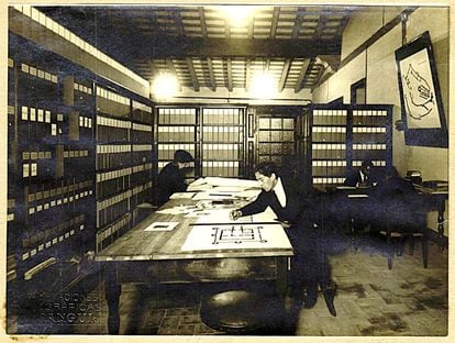 Dos personas trabajan en la sala del Instituto de Estudios Catalanes donde estaba el Repertorio Iconográfico del Arte Español en 1920.