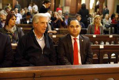 En la imagen, el expresidente uruguayo Tabaré Vázquez (i) y al embajador de Venezuela en Uruguay, Julio Chirino (d). EFE/Archivo