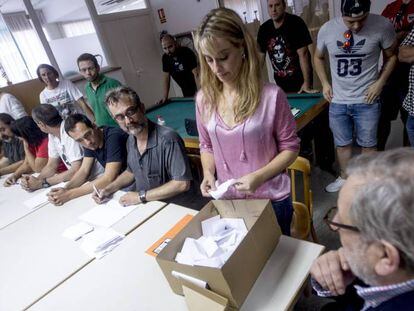 Miembros del comit&eacute; de huelga de Eulen hacen el recuento de votos tras la asamblea de trabajadores celebrada en El Prat de Llobregat (Barcelona) el domingo. 