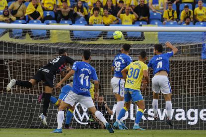 Valles fails on his way out and Gallego, Tenerife striker, scores his team's first goal against Las Palmas.