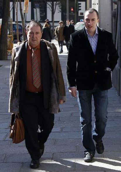 Carlos Monjero (derecha) llega a la Audiencia Nacional. 