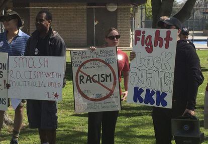 Protesta contra la presencia del KKK en Anaheim, antes del incidente.