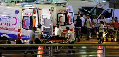 Los servicios médicos llegados al aeropuerto de Atatürk.