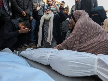 Familiares lloraban la muerte de varios palestinos, este jueves en la ciudad gazatí de Jan Yunis.