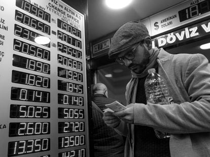 Hombres cambian dinero en una oficina de cambio de divisas en el bazar Tahtakale de Estambul, el 26 de enero de 2023.