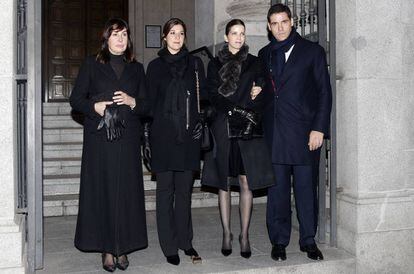 De izquierda a derecha, Carmen Martínez Bordiú, su hija Cynthia Rossi, su nuera Margarita Vargas y su hijo mayor Luis Alfonso de Borbón durante el funeral por Carmen Franco en Madrid.
