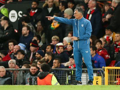 Mendilibar da instrucciones en la banda de Old Trafford.