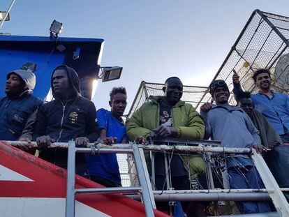 Algunos de los 12 migrantes rescatados por el pesquero 'Nuestra Madre de Loreto' el pasado sábado.