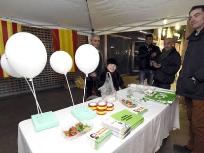 José Antonio Ortiz Cambray (a la derecha), junto a material electoral de Vox.